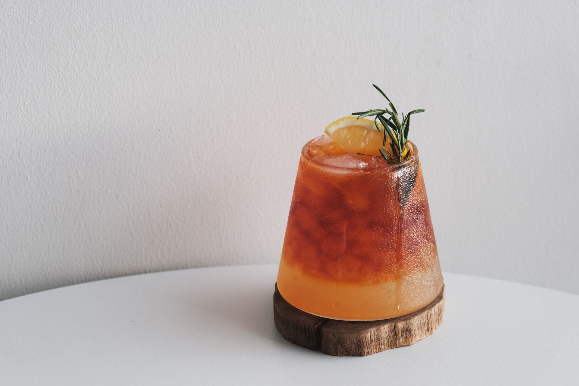 Un primo piano di un drink in un bicchiere su un tavolo.