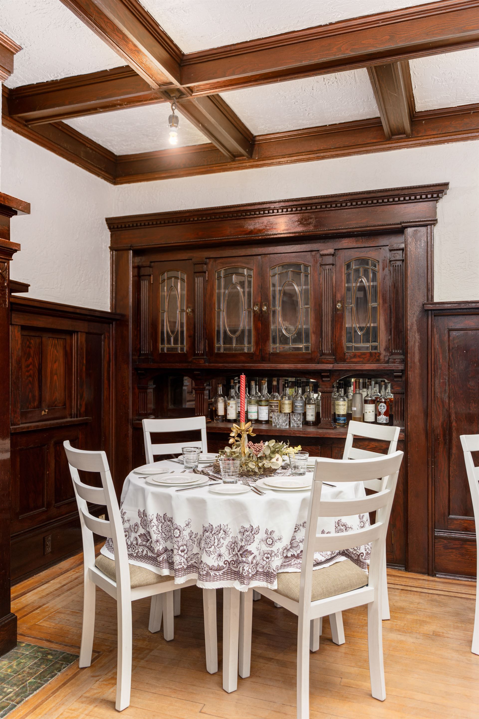A close up of a chandelier hanging from the ceiling.