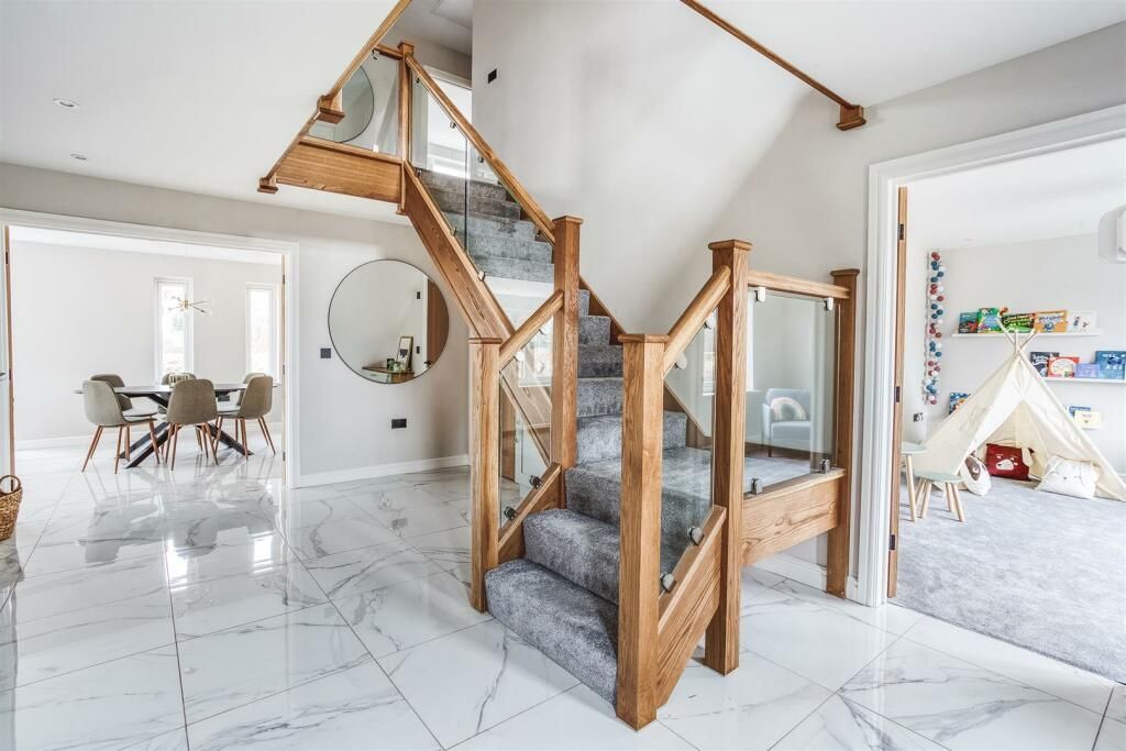 Oak and glass balustrade staircase