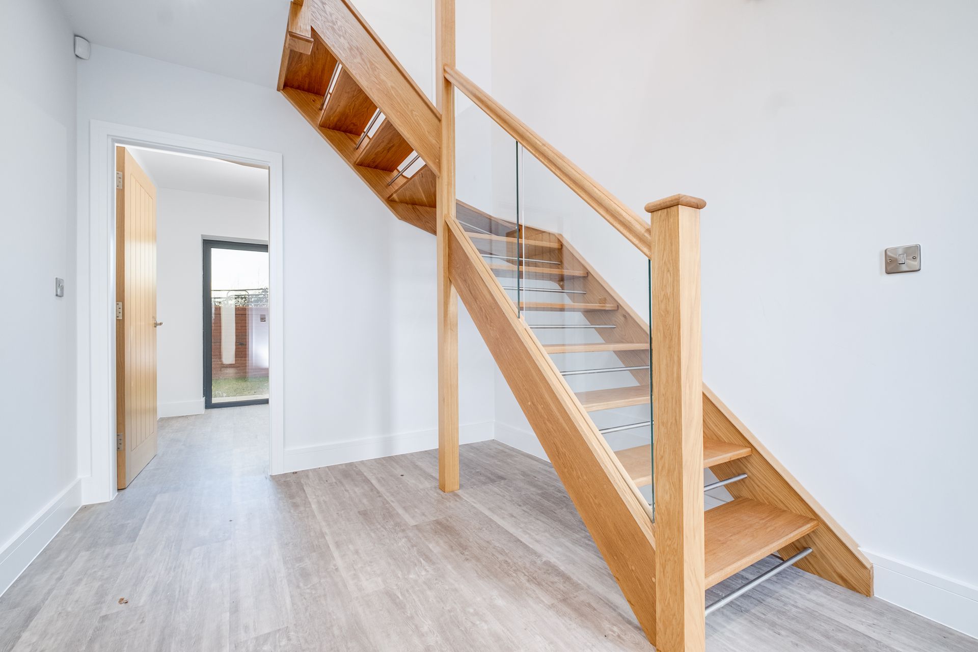 Open tread staircase with glass balustrade
