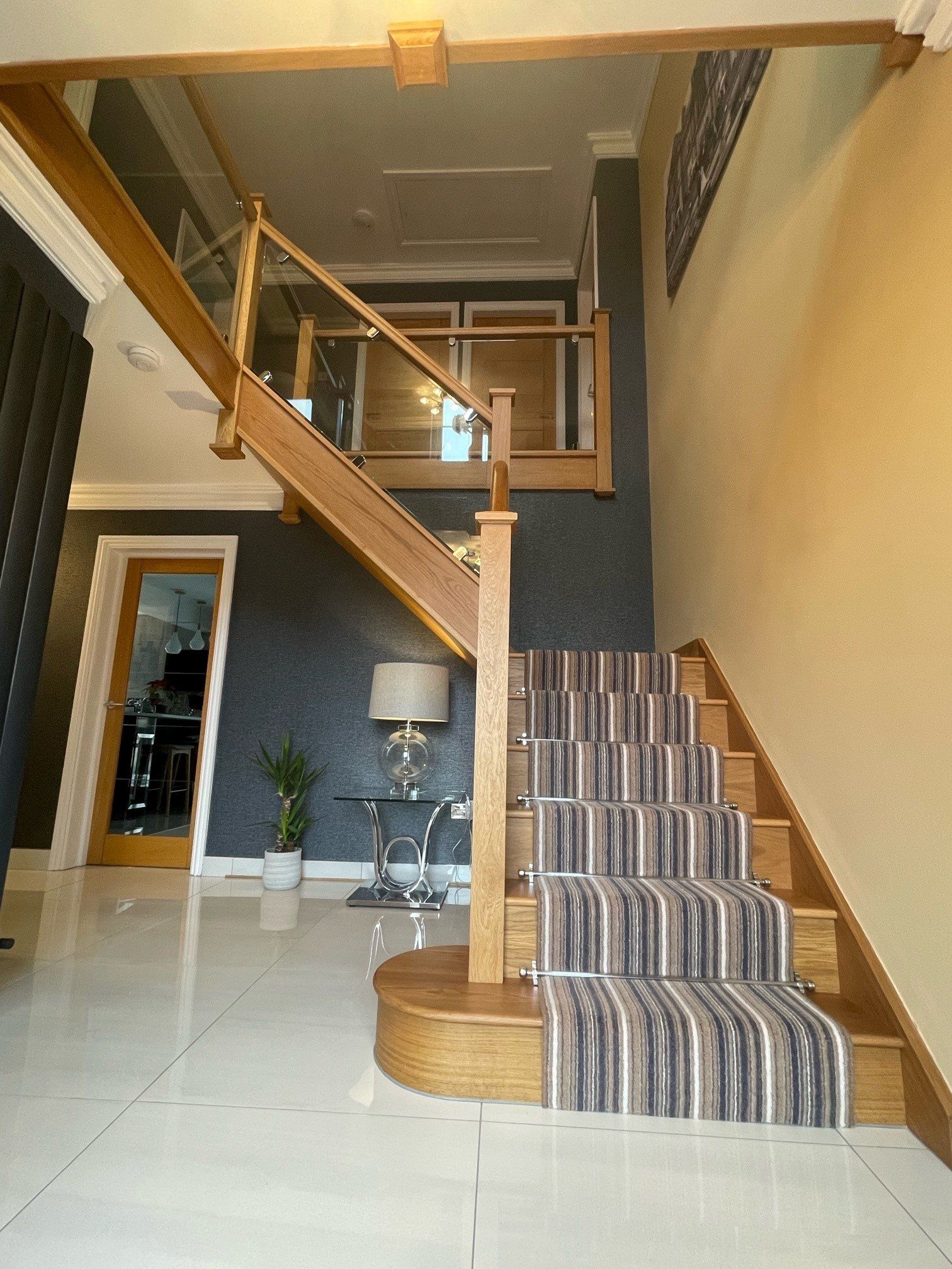 Oak and glass balustrade staircase