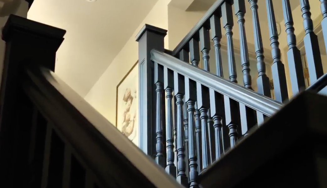 Traditional, classic cut string staircase