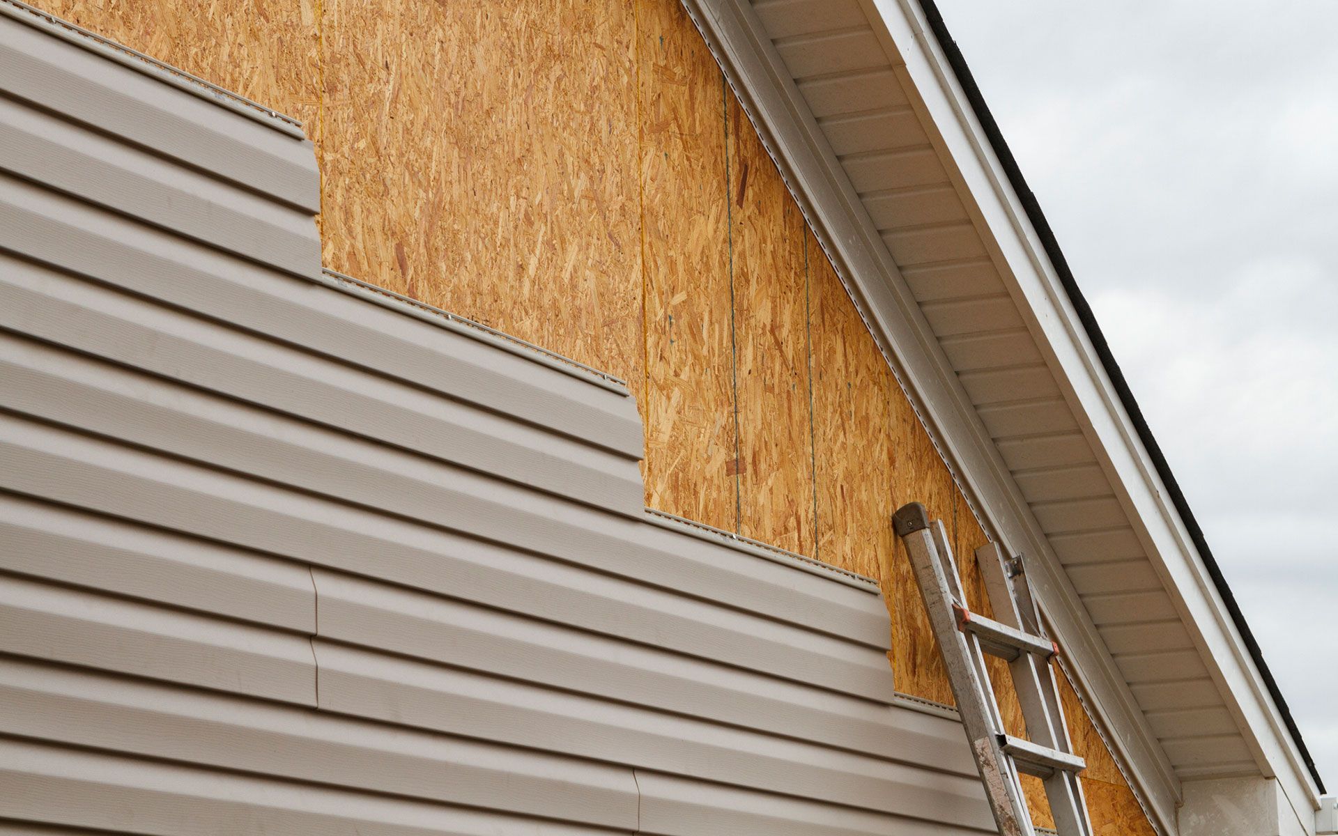 A ladder is sitting on the side of a house.