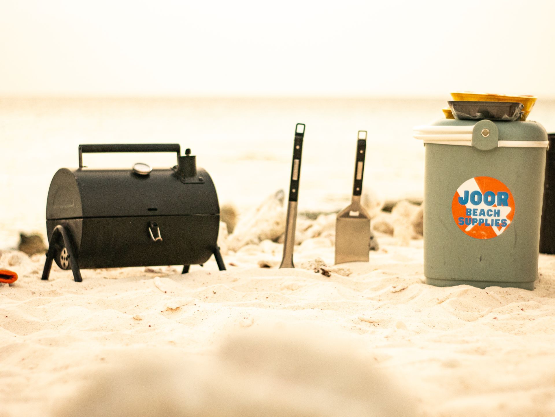 A barbecue set plus cooler for rent for to use on the beaches of Bonaire