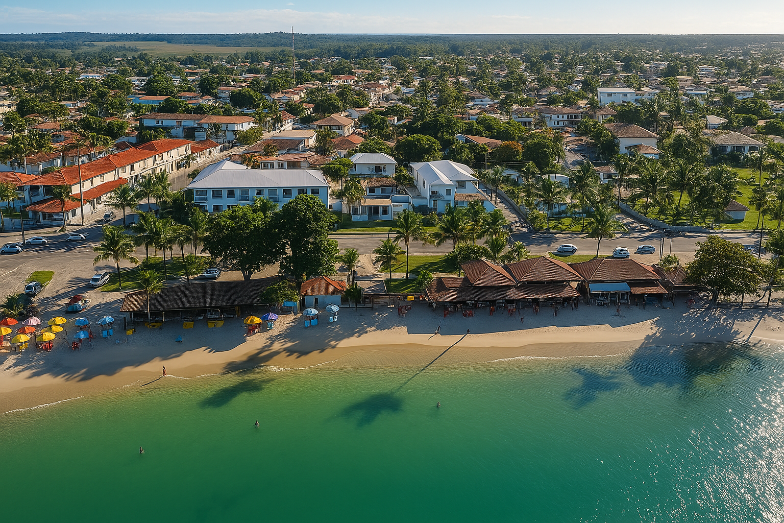 Uma vista aérea de uma praia com uma cidade ao fundo Areia do Atlântico Hotel