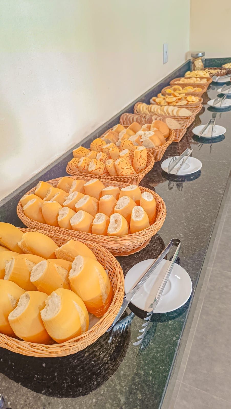Há muitas cestas de pão no balcão Areia do Atlântico Hotel