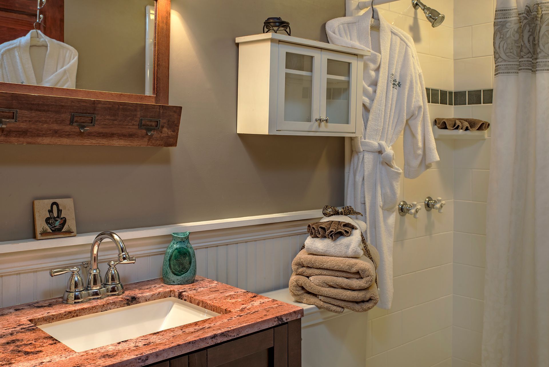 cinnamon cottage bathroom at Magnolia Plantation B&B