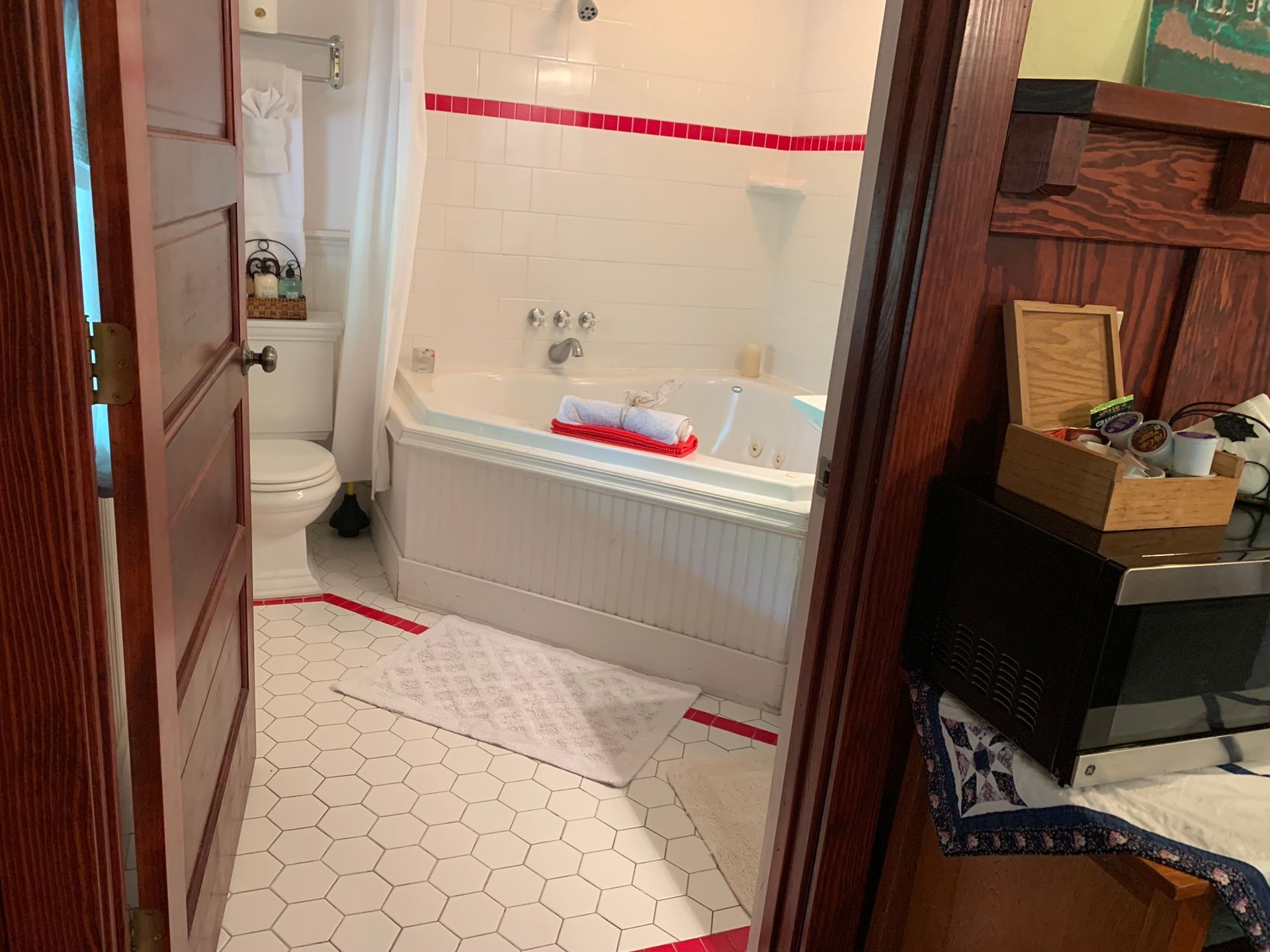 bathroom at Magnolia Plantation B&B