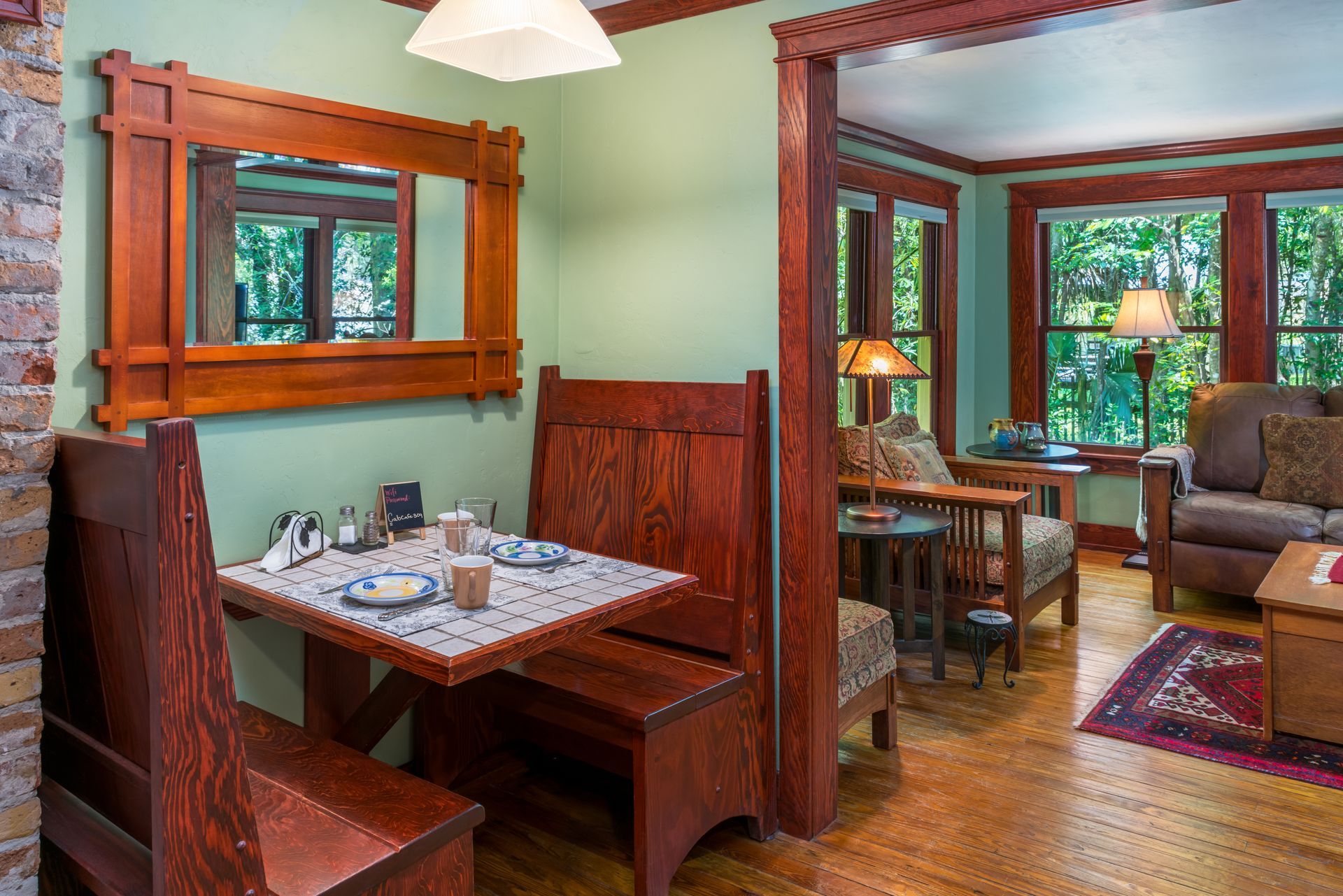 image of cozy dining area at magnolia plantation inn