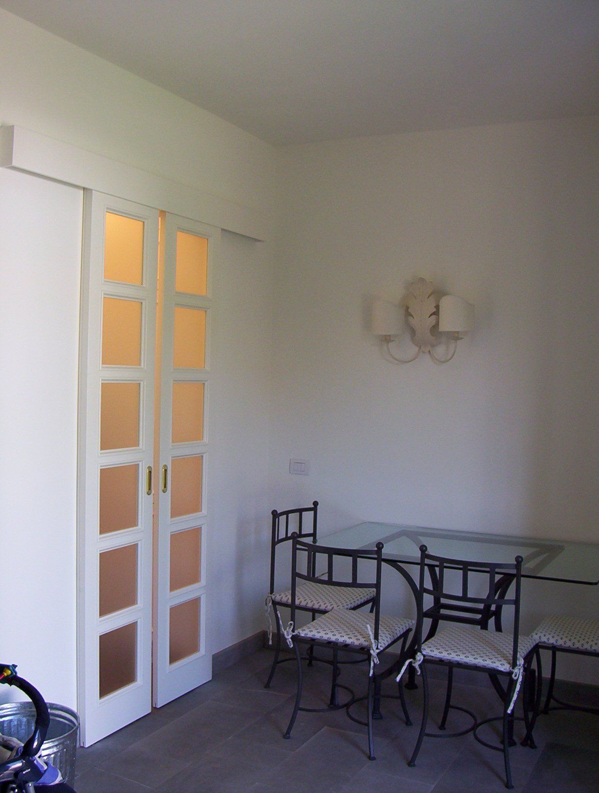 porte scorrevoli in vetro con struttura in legno laccato bianco