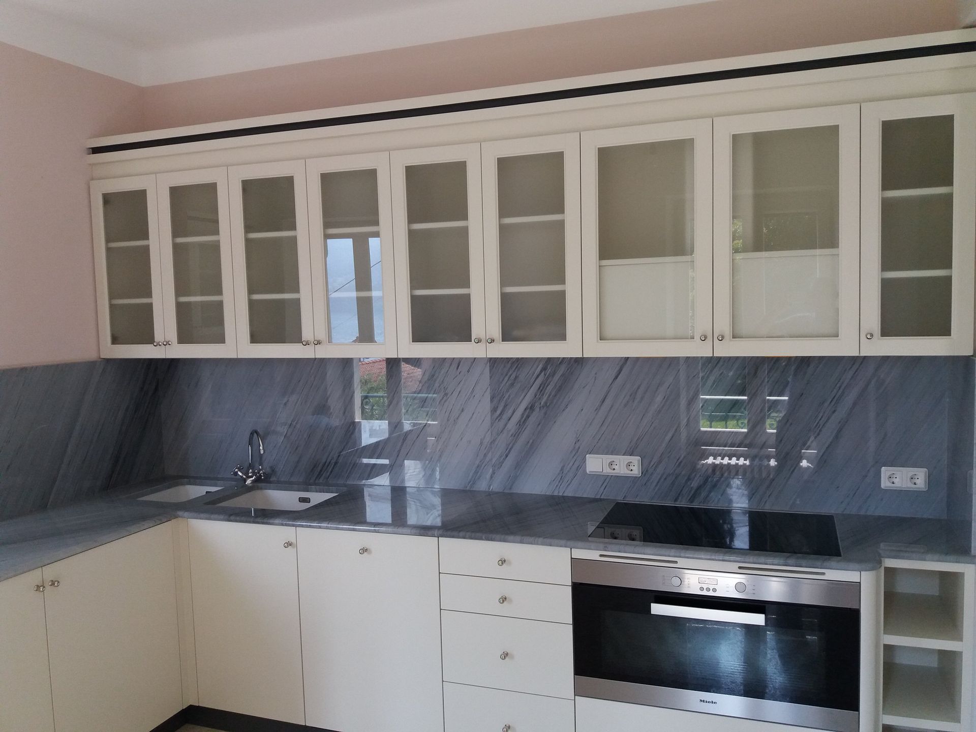 cucina in legno e marmo