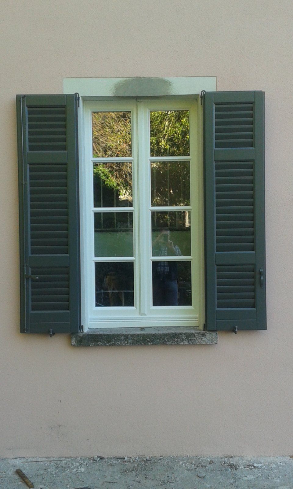Finestra con persiane verdi