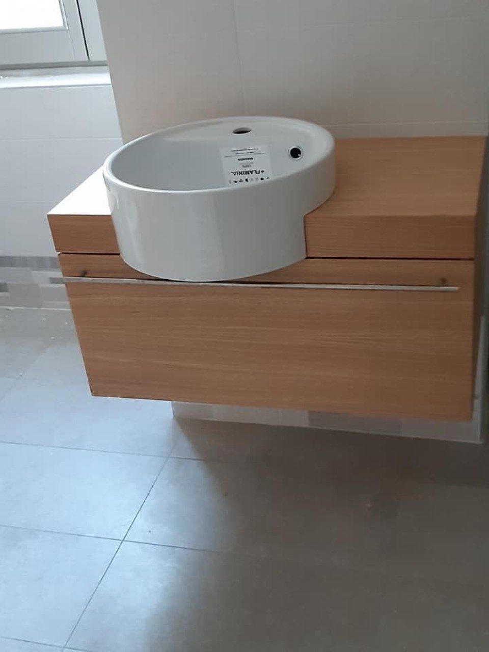 Mobile in legno con lavandino a incasso