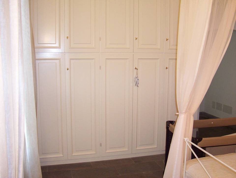 Armadio in legno bianco