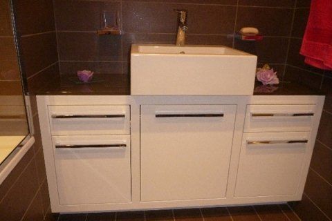 mobile bagno con top nero e cassettoni bianchi