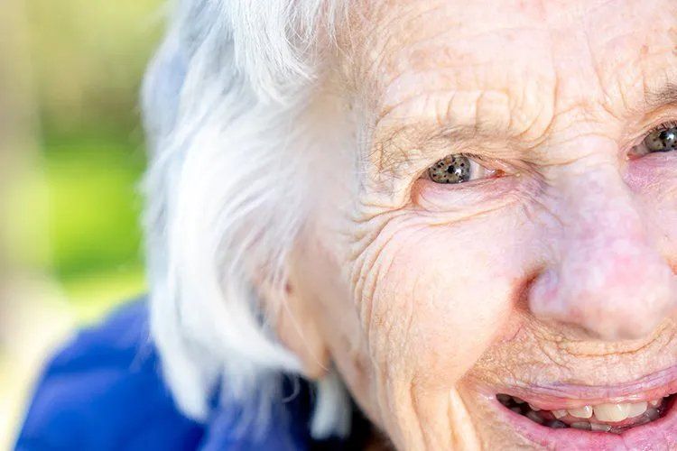 Elder woman with macular degeneration