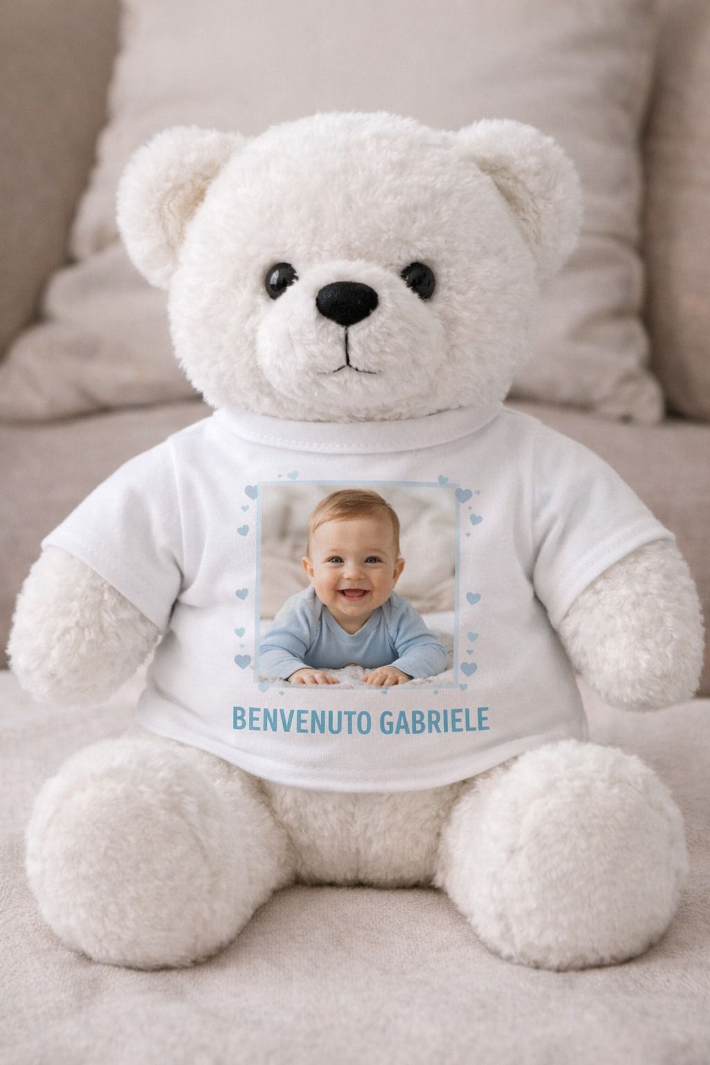 Orsacchiotto bianco che indossa una maglietta con la foto di un bambino e la scritta