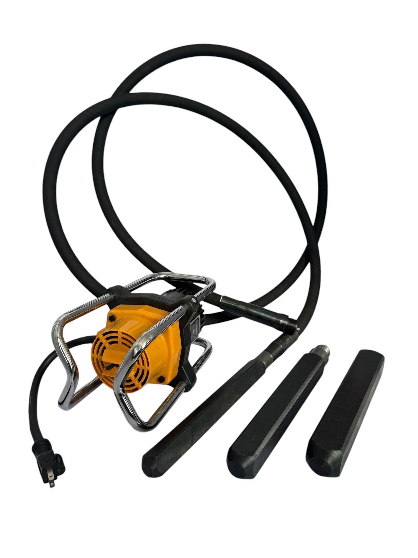 Vibrador de hormigón de color amarillo y plateado con eje flexible negro y cabezales vibratorios sobre fondo blanco.