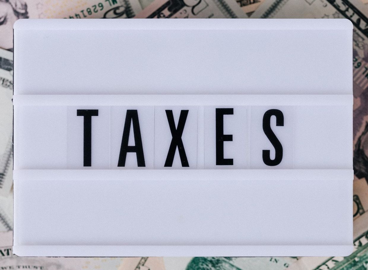Taxes are extra. De omzetbelasting komt er nog wel bij. misleidend.