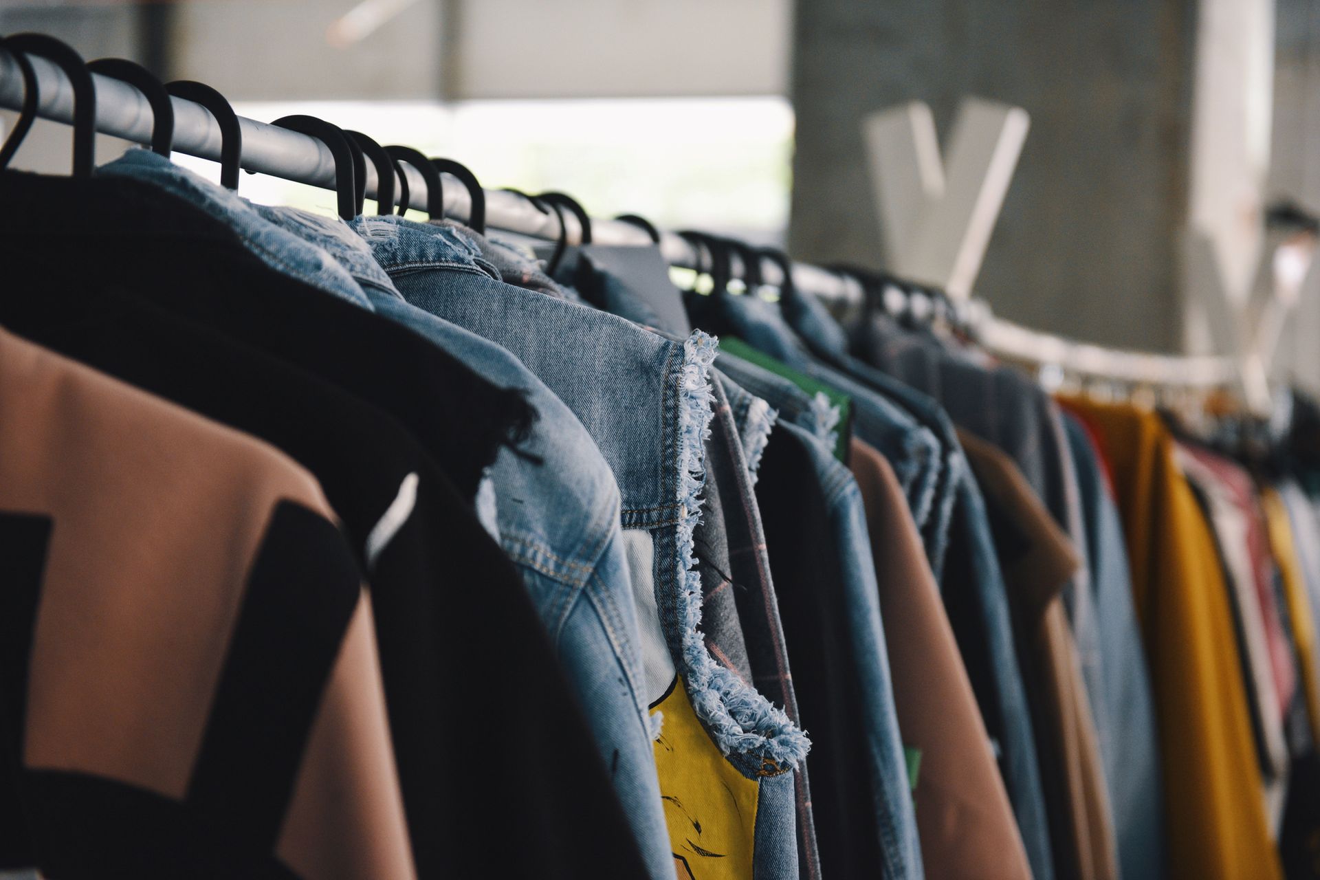 Una fila de ropa colgada en un perchero en una tienda.