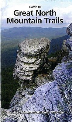 Una guía de grandes senderos de montaña del norte tiene una imagen de una formación rocosa en la portada.