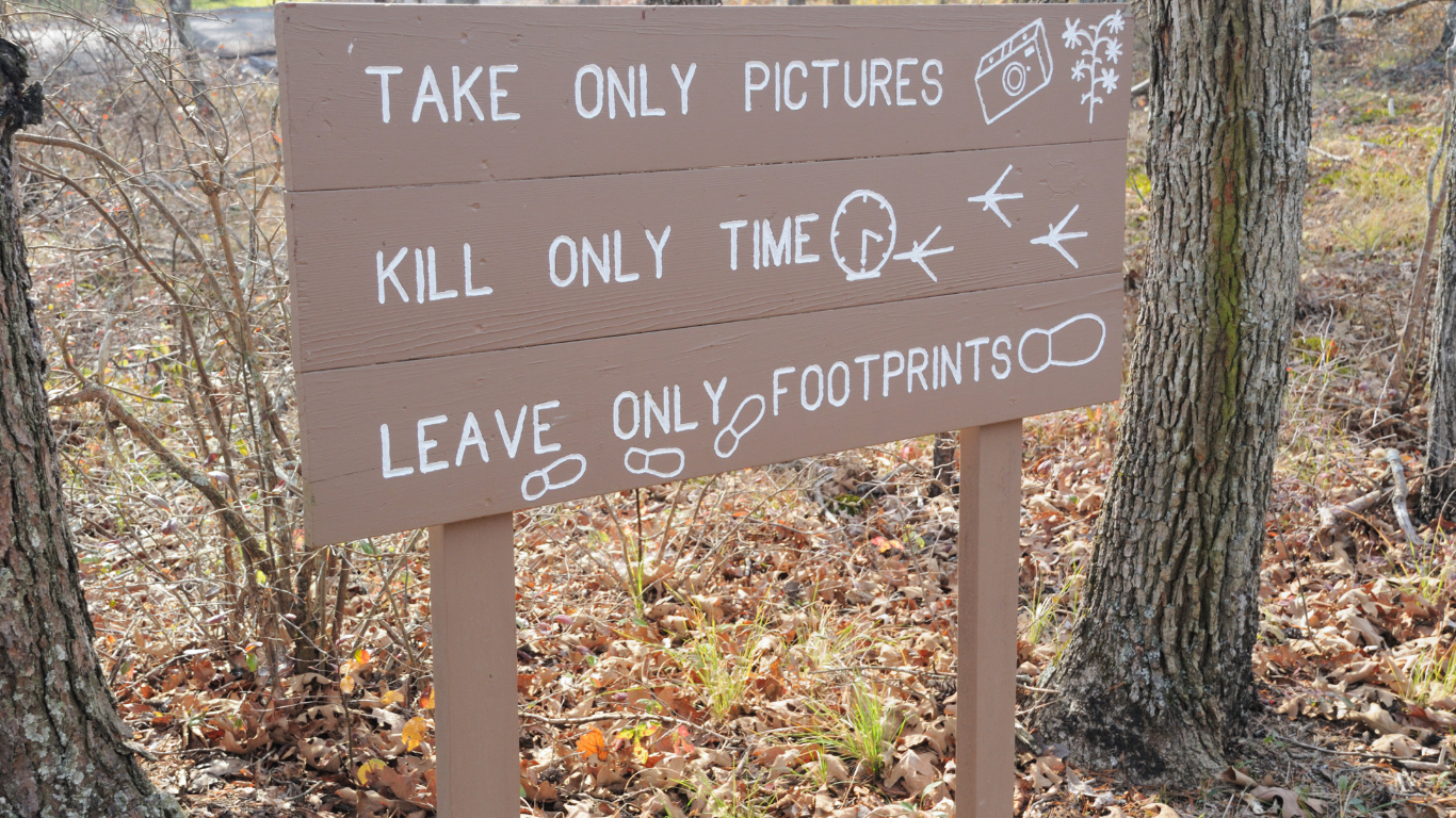 A Leave No Trace sign stating to: take only pictures, kill only time, and leave only footprints.
