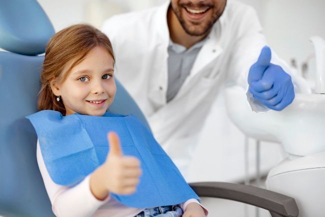 Kids and dentist with their thumps up