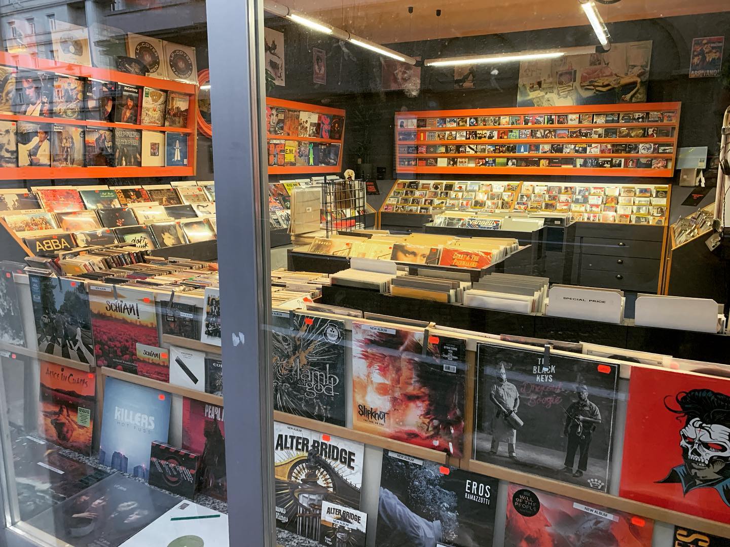 vetrina negozio di dischi