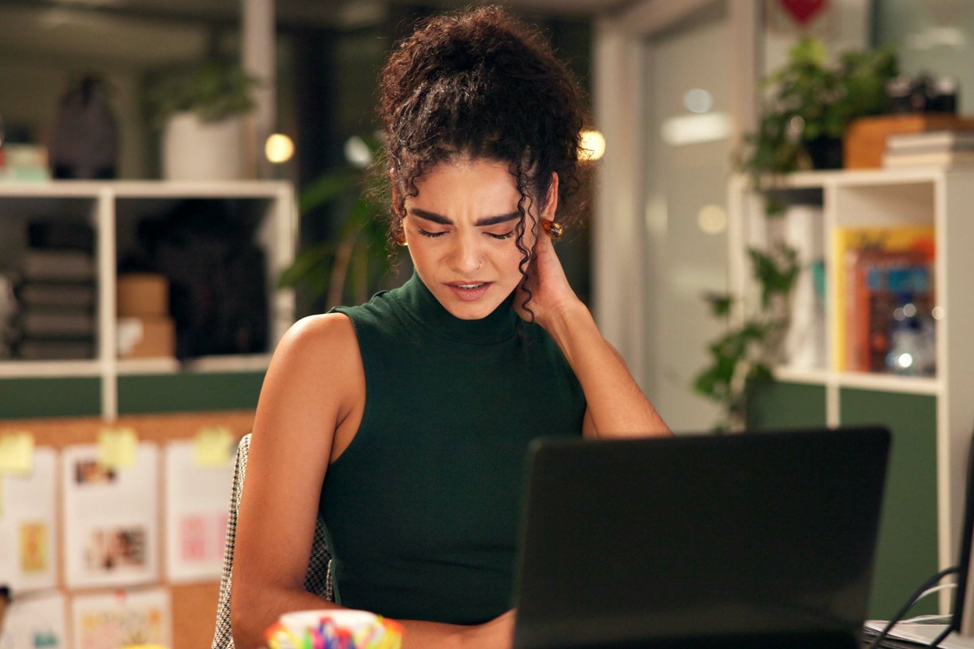 Tech neck & neck pain: Chiro approach: Symptoms, causes, prevention tips & how chiropractic care can