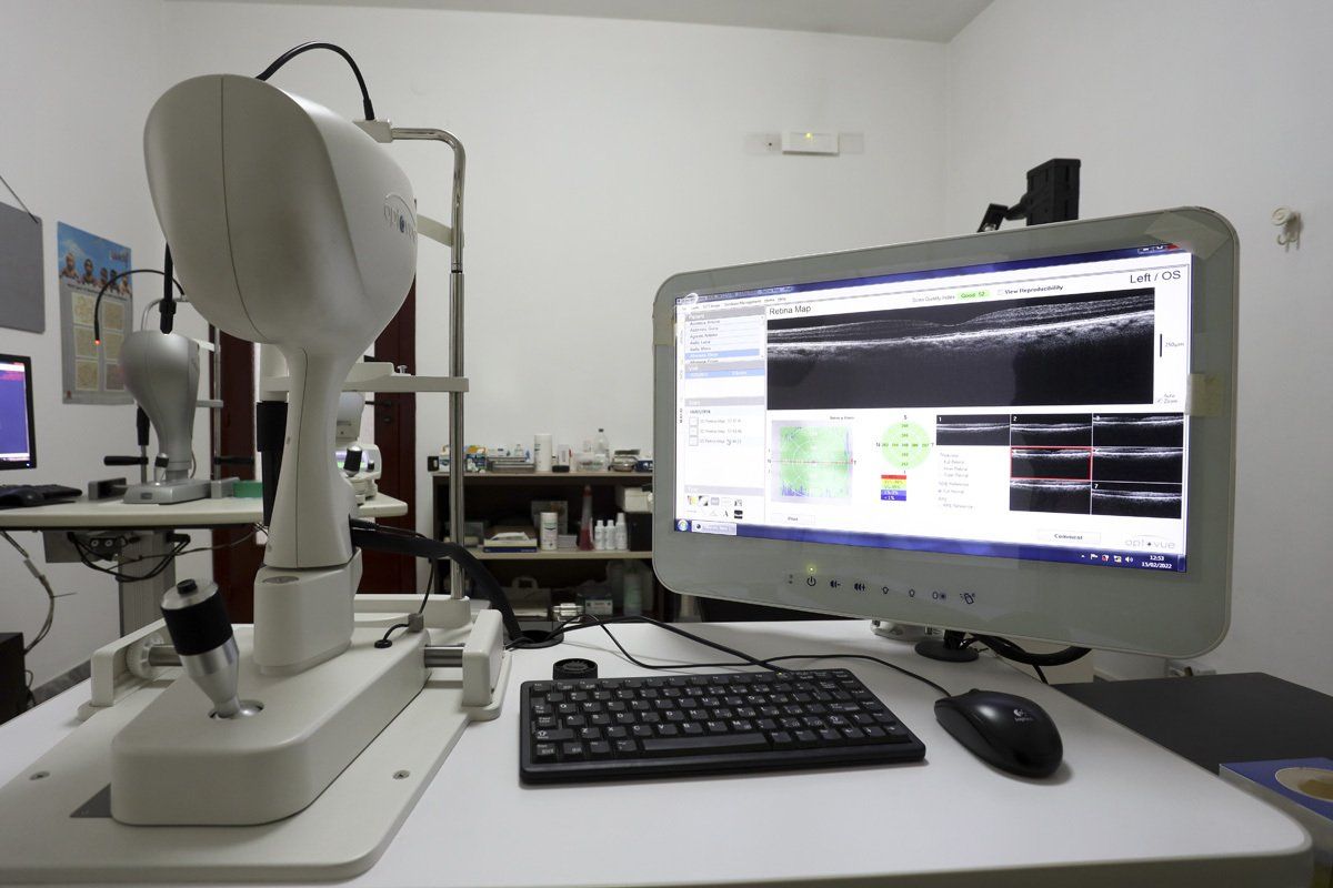 Un monitor di computer è posizionato su una scrivania in una stanza