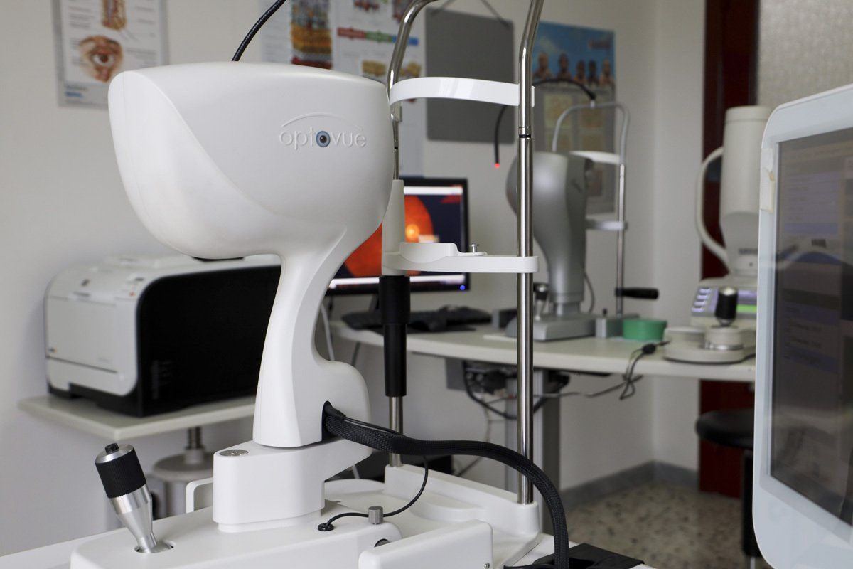 Una macchina bianca è seduta su un tavolo in una stanza