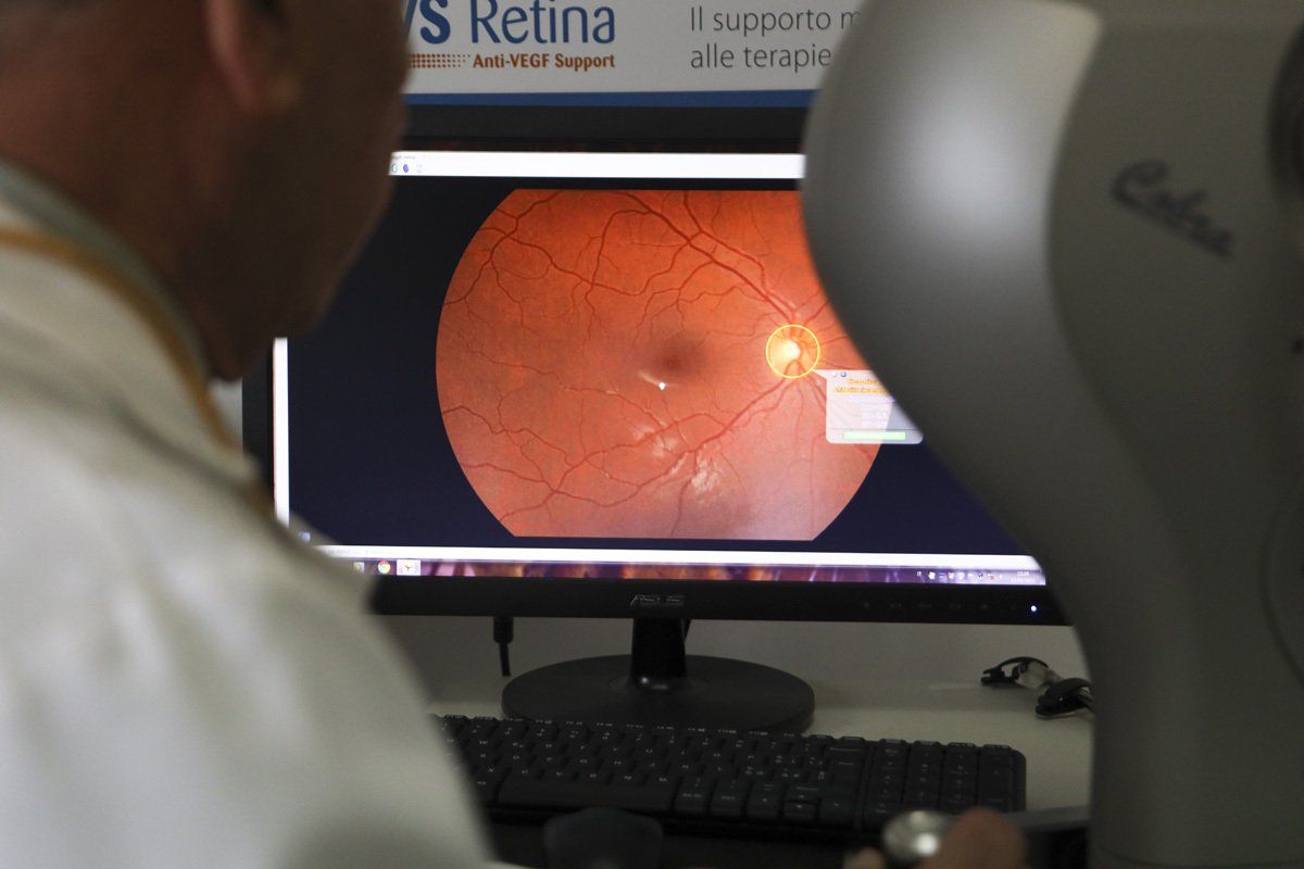 Un uomo sta guardando uno schermo di computer che dice retina