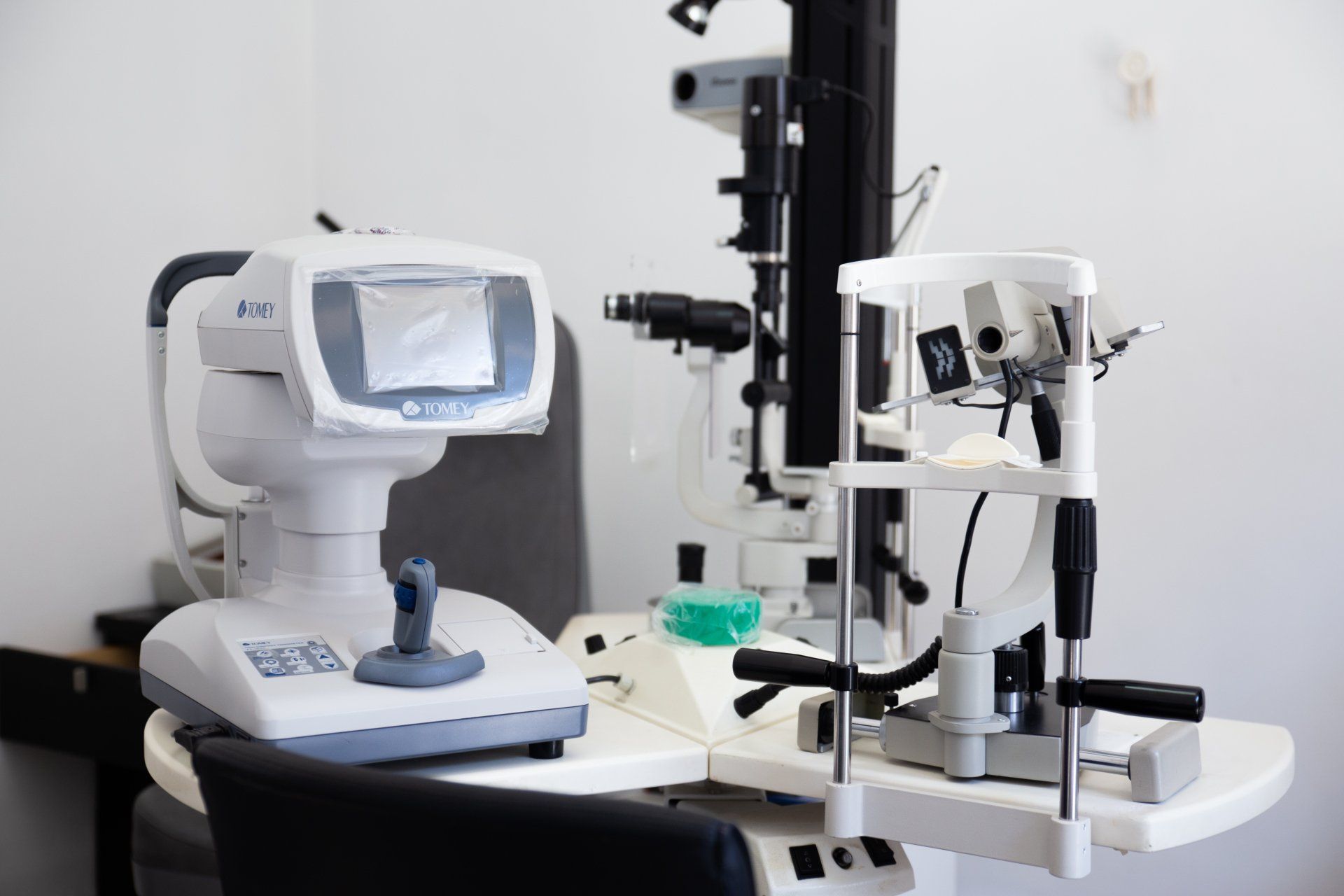 In questa stanza sono presenti molti tipi diversi di apparecchiature oftalmiche.