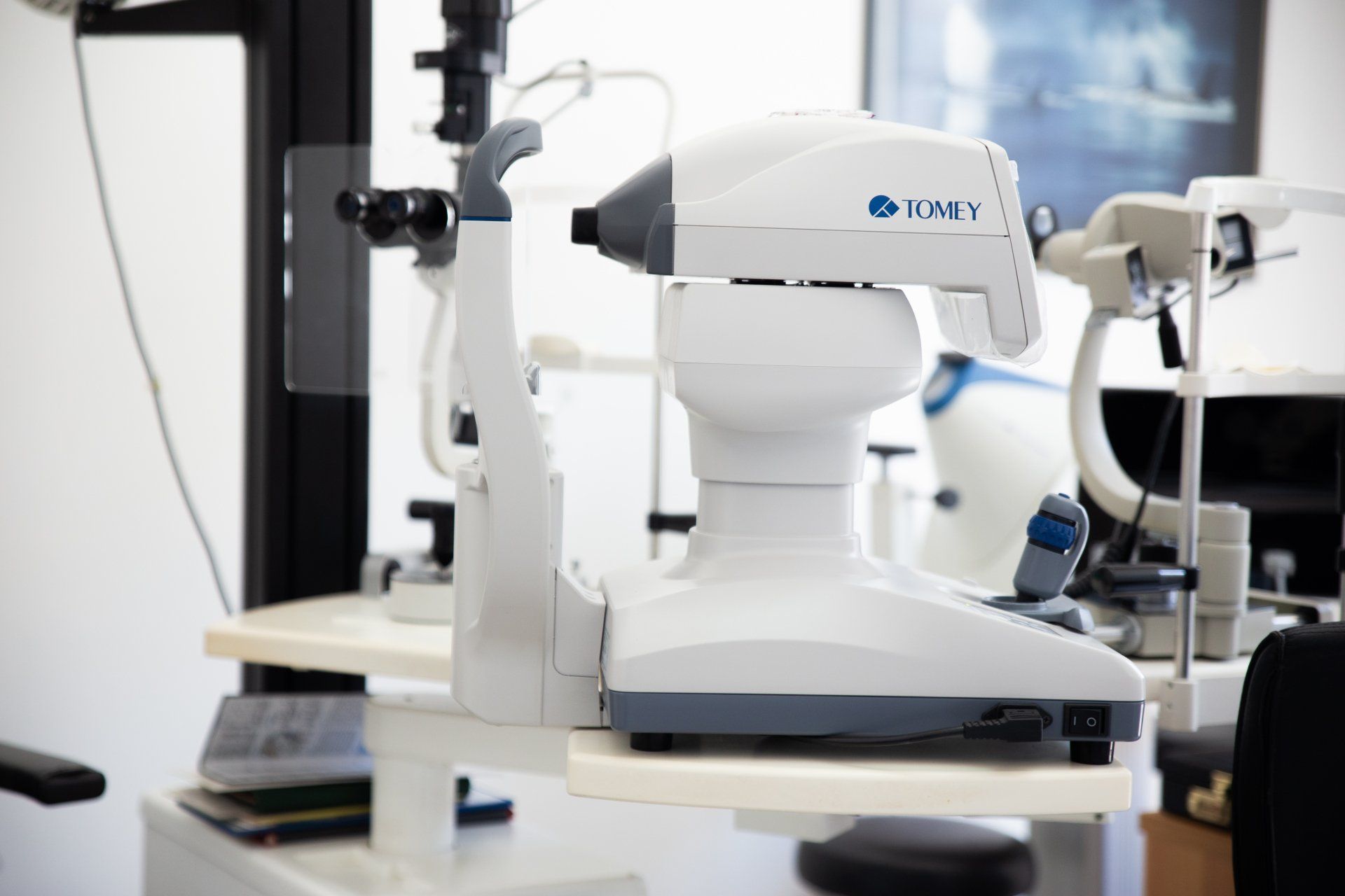 Una macchina bianca con la parola kwiy sopra è appoggiata su un tavolo.