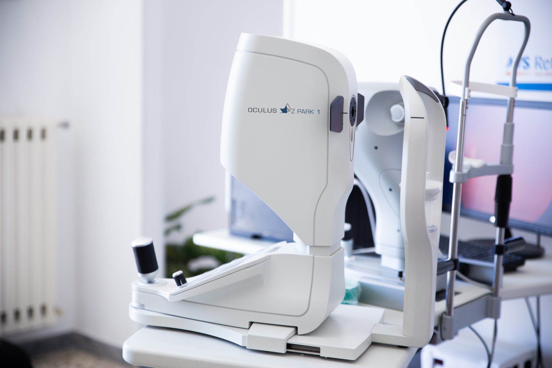 Una macchina bianca con la parola visione sopra