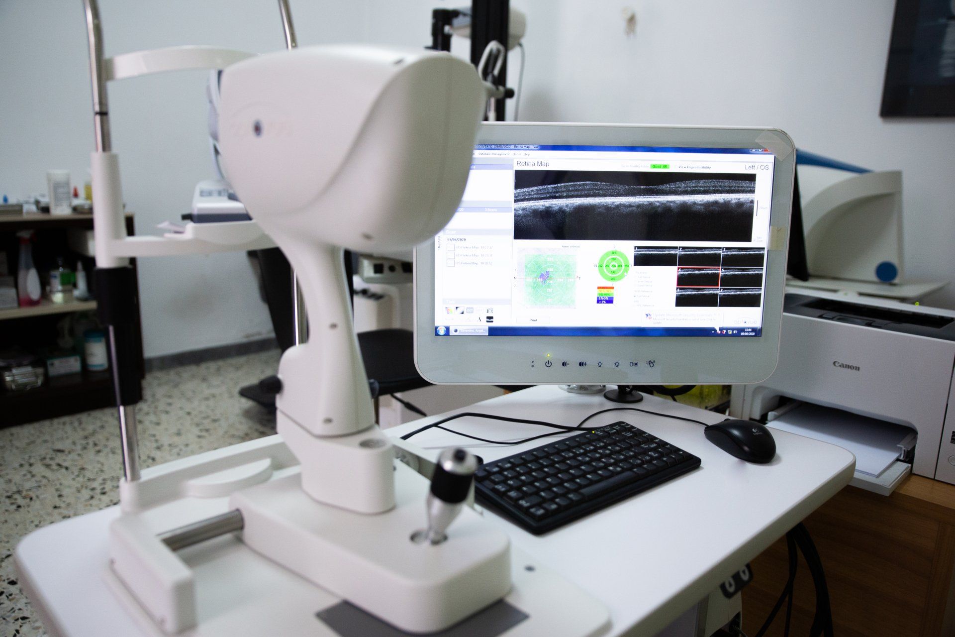 Un monitor di computer è appoggiato su una scrivania bianca