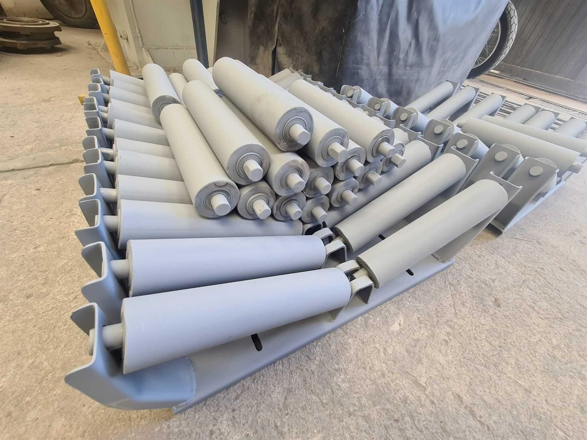 Un montón de rodillos están apilados uno encima del otro sobre una mesa.