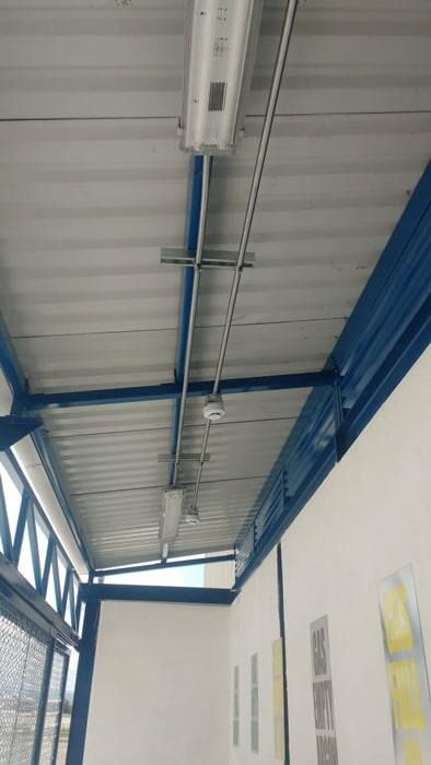 Un techo con muchos cables colgando de él.