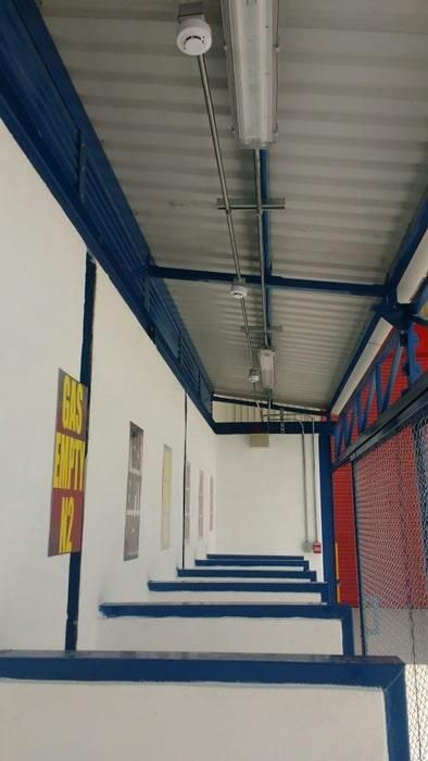 Un largo pasillo con un cartel en la pared que dice Popeye.