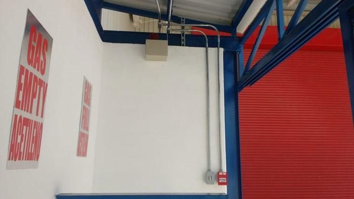 Un cartel rojo y blanco en una pared dice: 