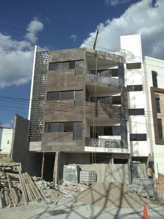 Un edificio en construcción con muchas ventanas.