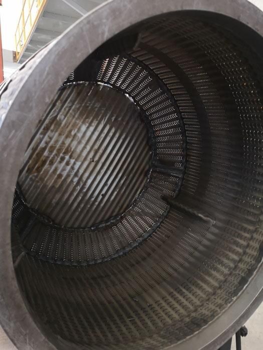 El interior de un tubo grande de metal con agujeros.