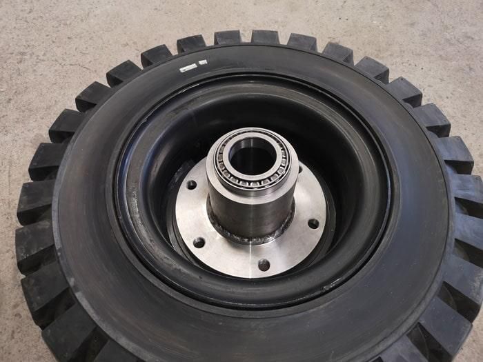 Un primer plano de una rueda con un cojinete en su interior.