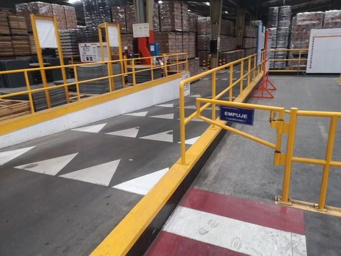 Un almacén con una barandilla amarilla y un cartel azul que dice fracaso.