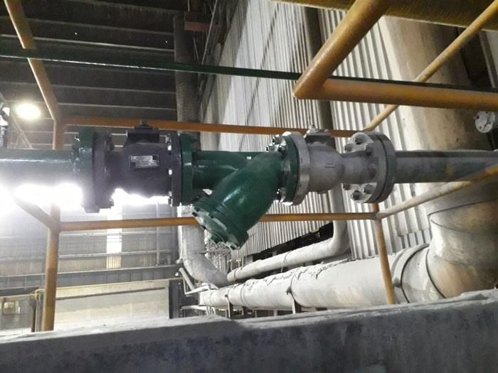 Una tubería con un filtro verde conectado a ella.