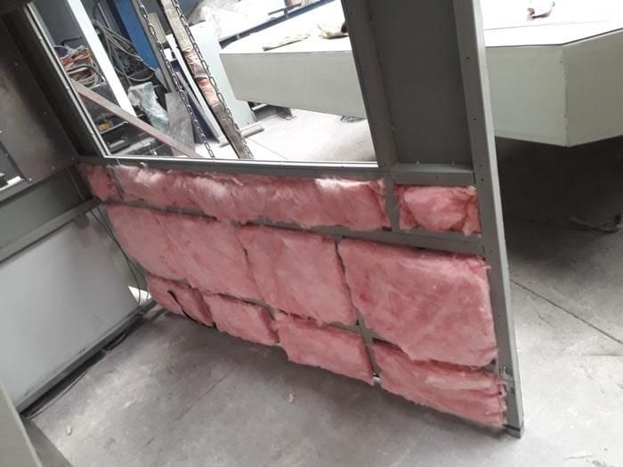 Una pared con mucho aislamiento rosa.