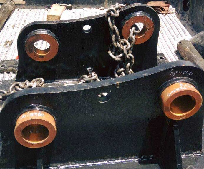 Un par de piezas de metal negro con cadenas alrededor de ellas.