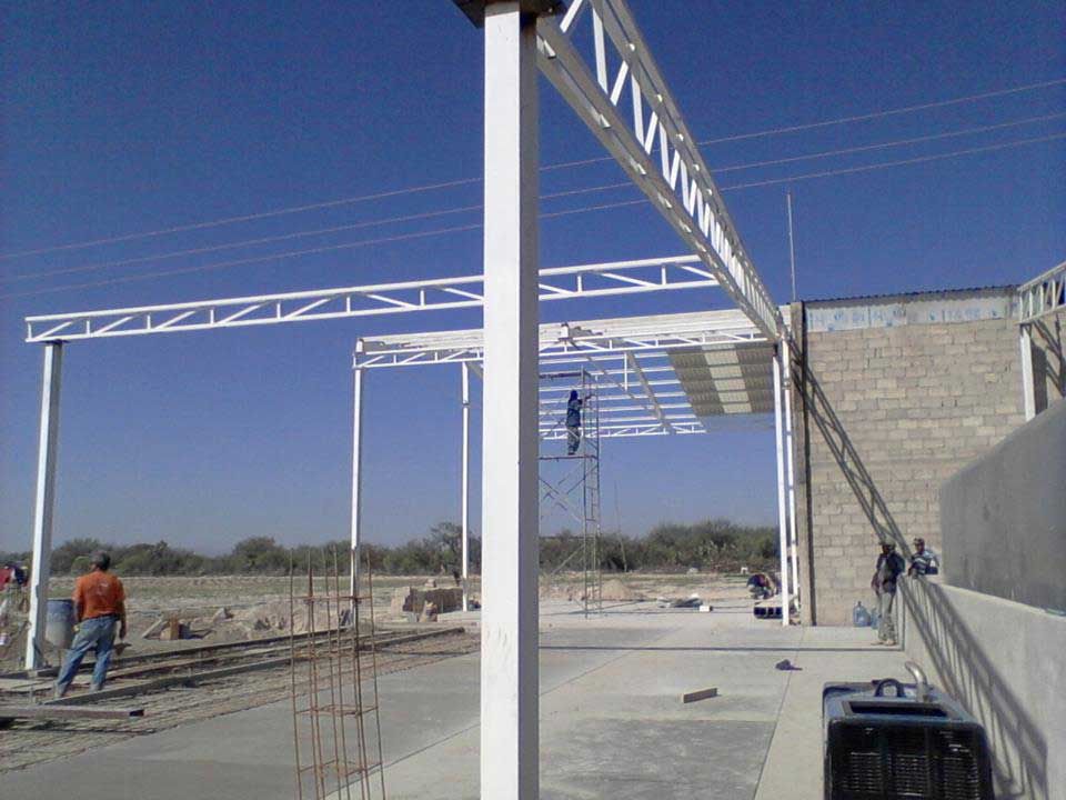 Un sitio de construcción con un cartel que dice 'www'