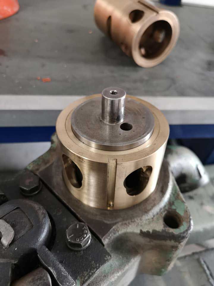 Un primer plano de un objeto de metal sobre una mesa.