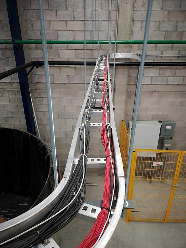 Un montón de cables cuelgan de una escalera en un almacén.